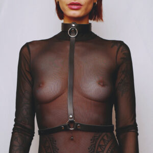 Harnais en cuir noir pour poitrine