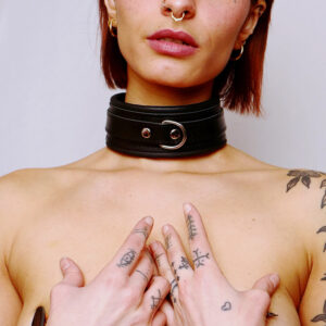 Collier en cuir doux avec attaches argentées