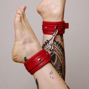 Chevillères en cuir rouge avec attaches argentées