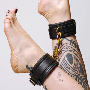 Chevillères en cuir avec attaches dorées