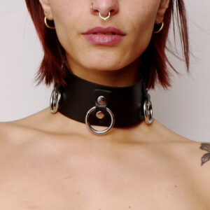 Collier en cuir noir avec anneaux
