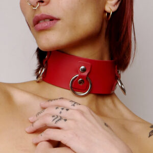 Collier en cuir rouge avec anneaux