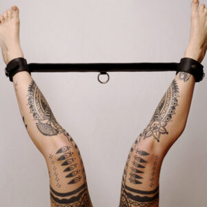 Barre de contrainte en cuir avec anneau noir