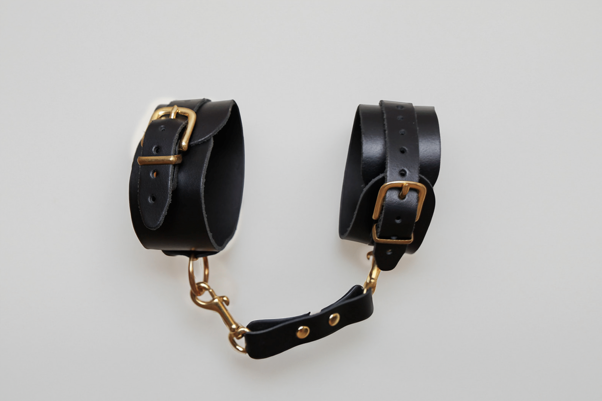 Menottes en cuir noir et doré – Image 5
