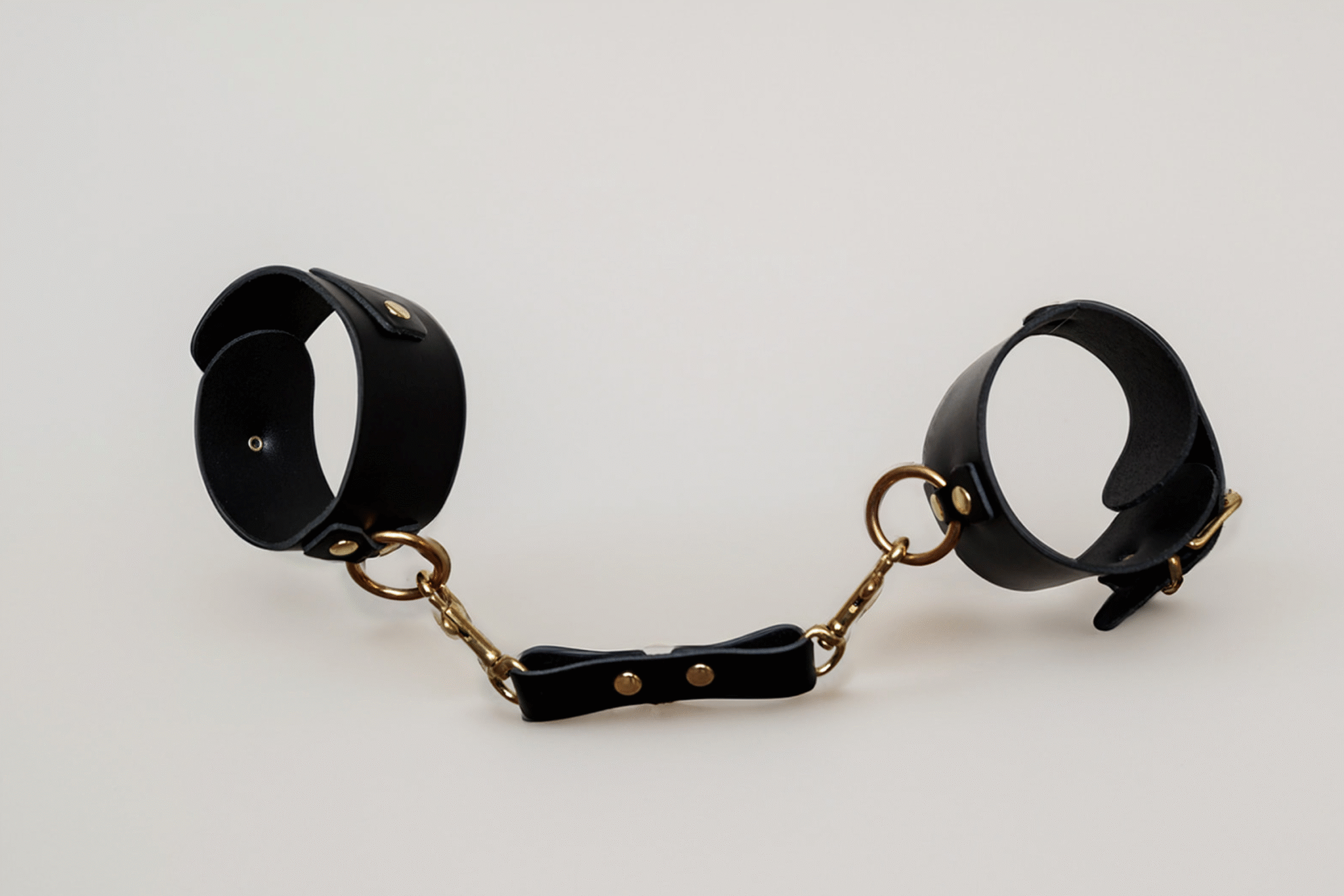 Chevillères en cuir noir et doré – Image 3