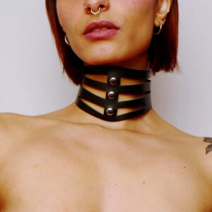 Collier en cuir noir découpé