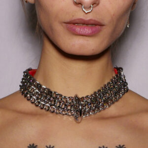 Collier en cuir rouge à chaînes
