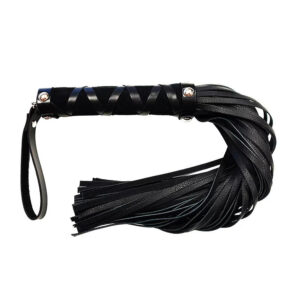 Flogger court en cuir rouge avec clous