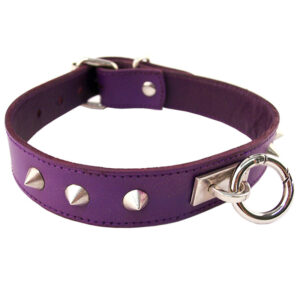 T-shirt violet avec clous et col O-Ring